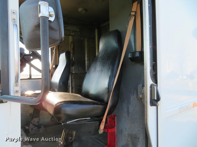 image for item DG3940 2001 Freightliner MT45 delivery truck