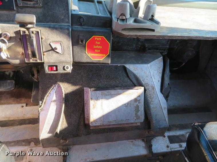 image for item DG3940 2001 Freightliner MT45 delivery truck