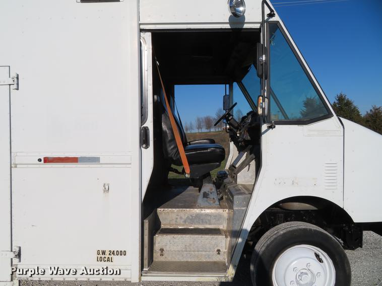 image for item DG3940 2001 Freightliner MT45 delivery truck