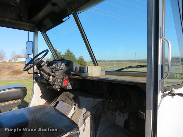 image for item DG3940 2001 Freightliner MT45 delivery truck