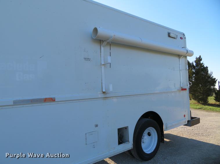 image for item DG3940 2001 Freightliner MT45 delivery truck