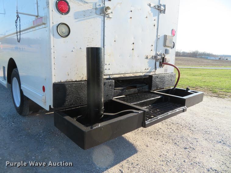 image for item DG3940 2001 Freightliner MT45 delivery truck