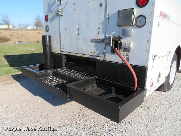 image for item DG3940 2001 Freightliner MT45 delivery truck