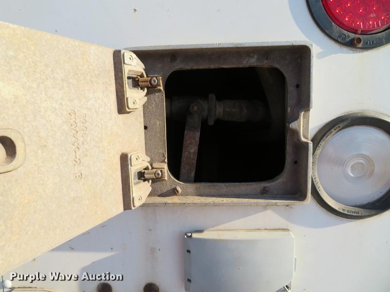 image for item DG3940 2001 Freightliner MT45 delivery truck