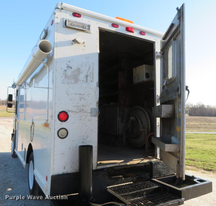 image for item DG3940 2001 Freightliner MT45 delivery truck