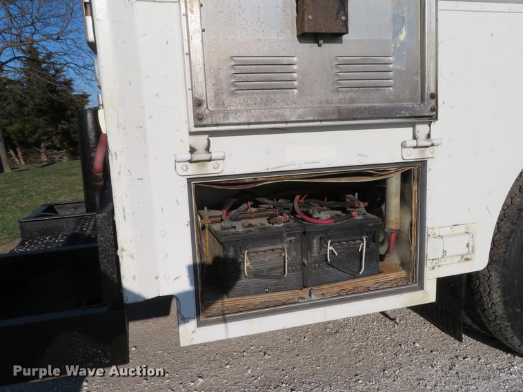 image for item DG3940 2001 Freightliner MT45 delivery truck