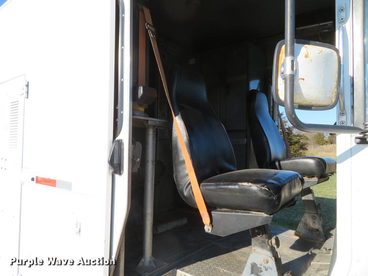 image for item DG3940 2001 Freightliner MT45 delivery truck