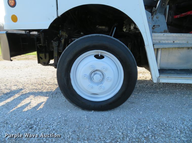 image for item DG3940 2001 Freightliner MT45 delivery truck