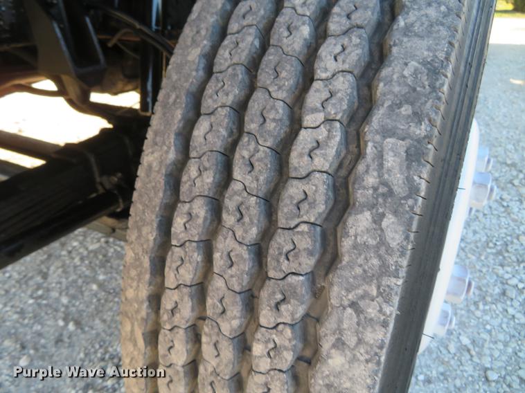 image for item DG3940 2001 Freightliner MT45 delivery truck