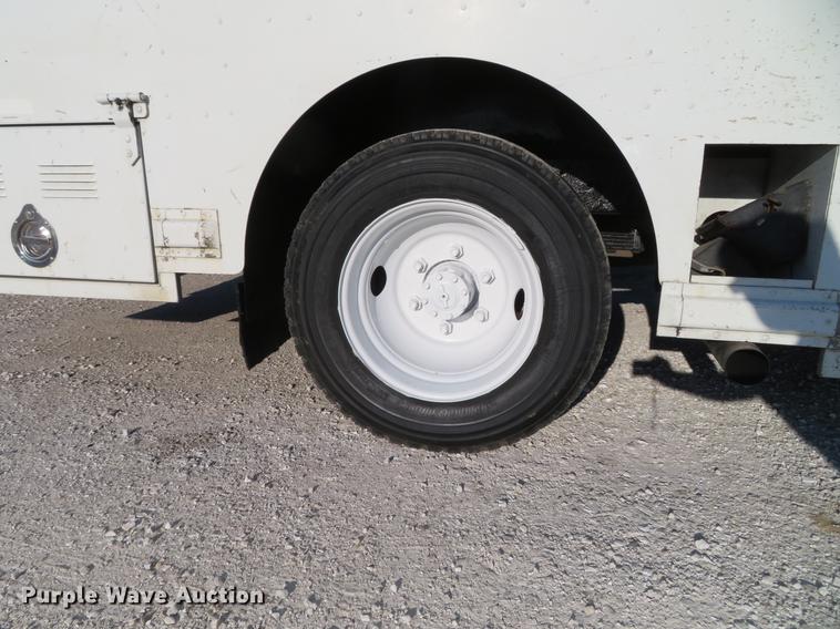 image for item DG3940 2001 Freightliner MT45 delivery truck