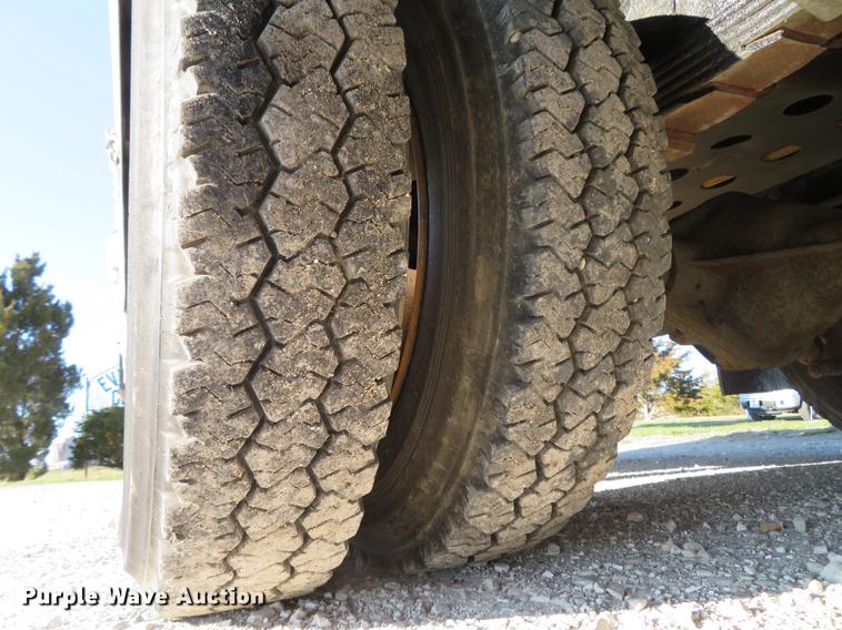 image for item DG3940 2001 Freightliner MT45 delivery truck