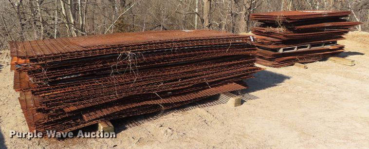 image for item DI9413 Approximately 120 steel grates