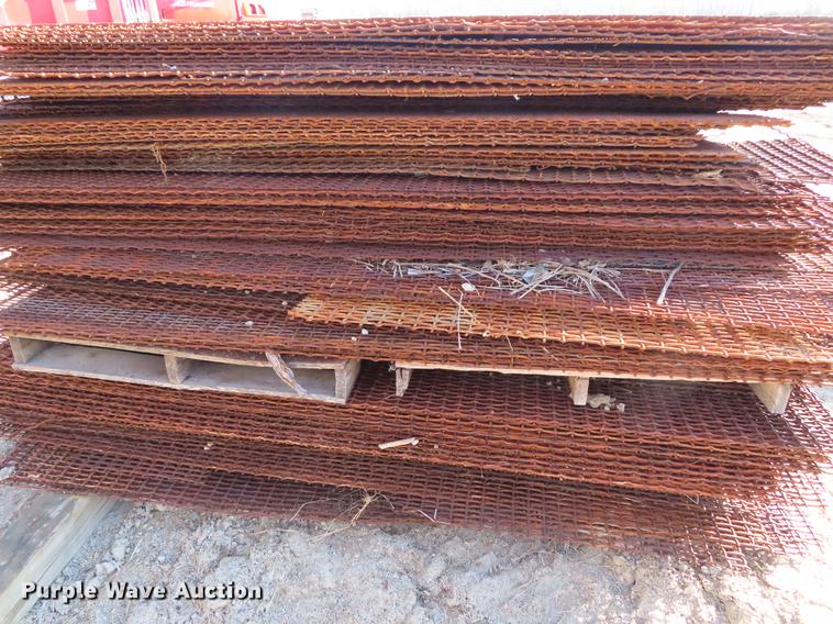 image for item DI9413 Approximately 120 steel grates