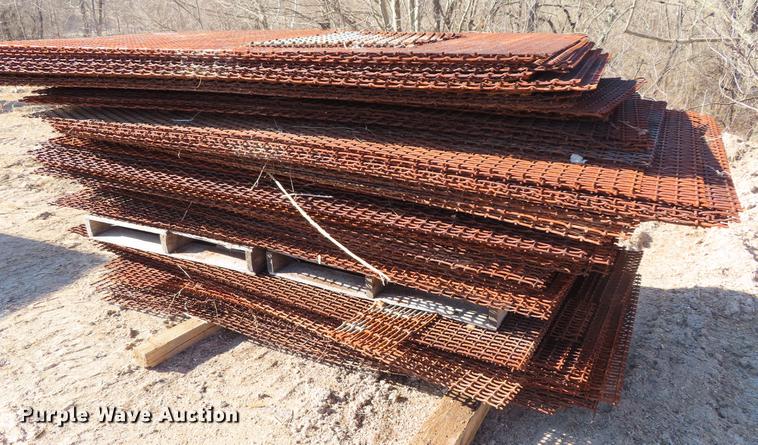 image for item DI9413 Approximately 120 steel grates