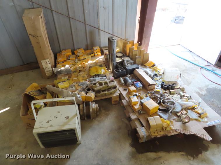 image for item DI9424 Case and Caterpillar equipment parts