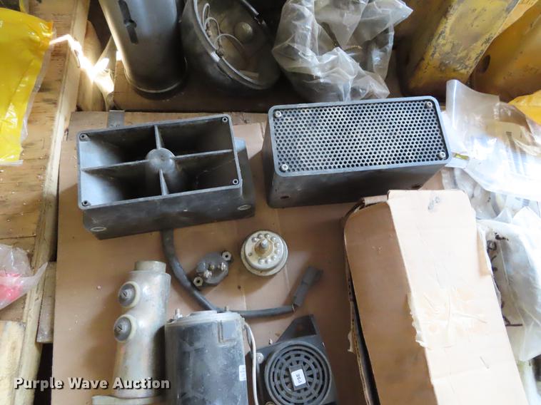 image for item DI9424 Case and Caterpillar equipment parts