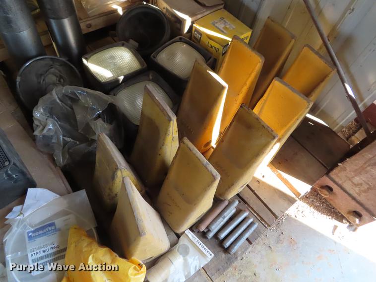 image for item DI9424 Case and Caterpillar equipment parts