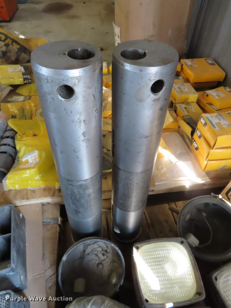 image for item DI9424 Case and Caterpillar equipment parts