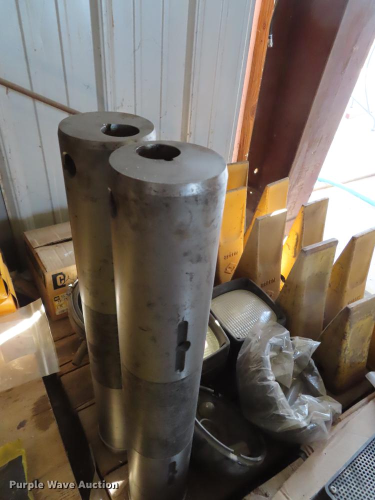 image for item DI9424 Case and Caterpillar equipment parts