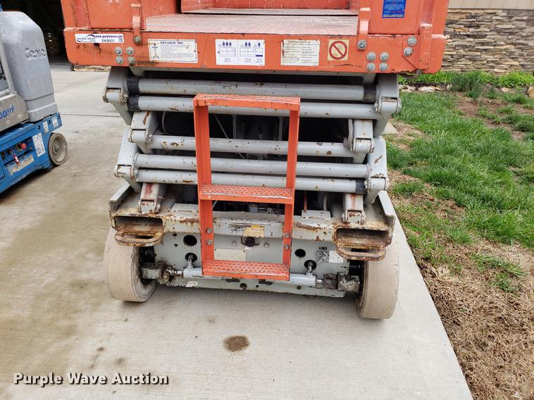 image for item EK9031 1999 Skyjack SJIII 4626 scissor lift