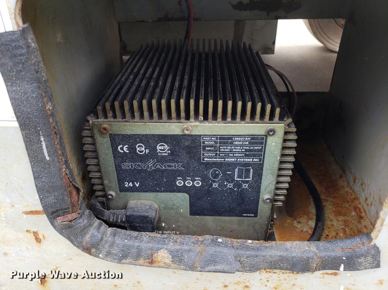 image for item EK9031 1999 Skyjack SJIII 4626 scissor lift