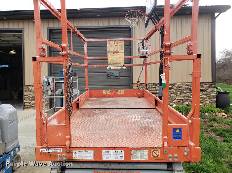 image for item EK9031 1999 Skyjack SJIII 4626 scissor lift