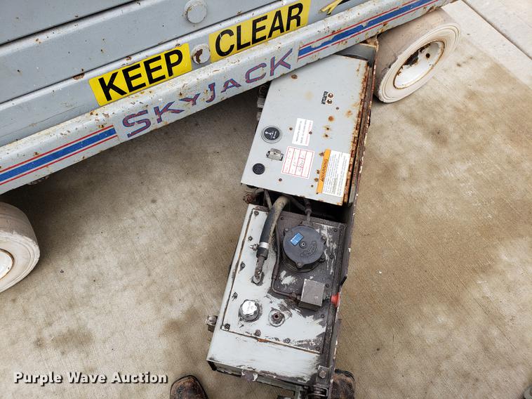 image for item EK9031 1999 Skyjack SJIII 4626 scissor lift