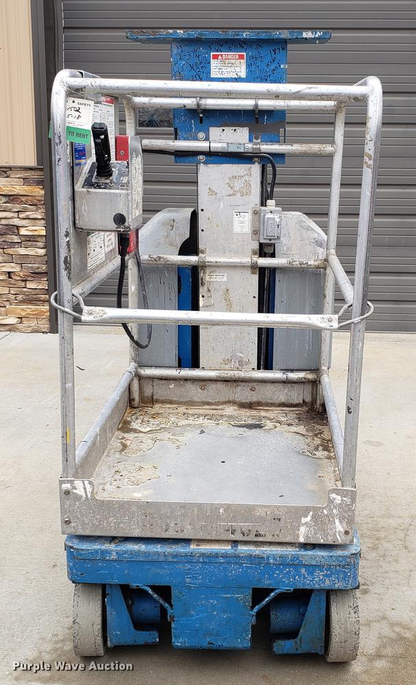 image for item EK9034 2000 Genie GR15 scissor lift