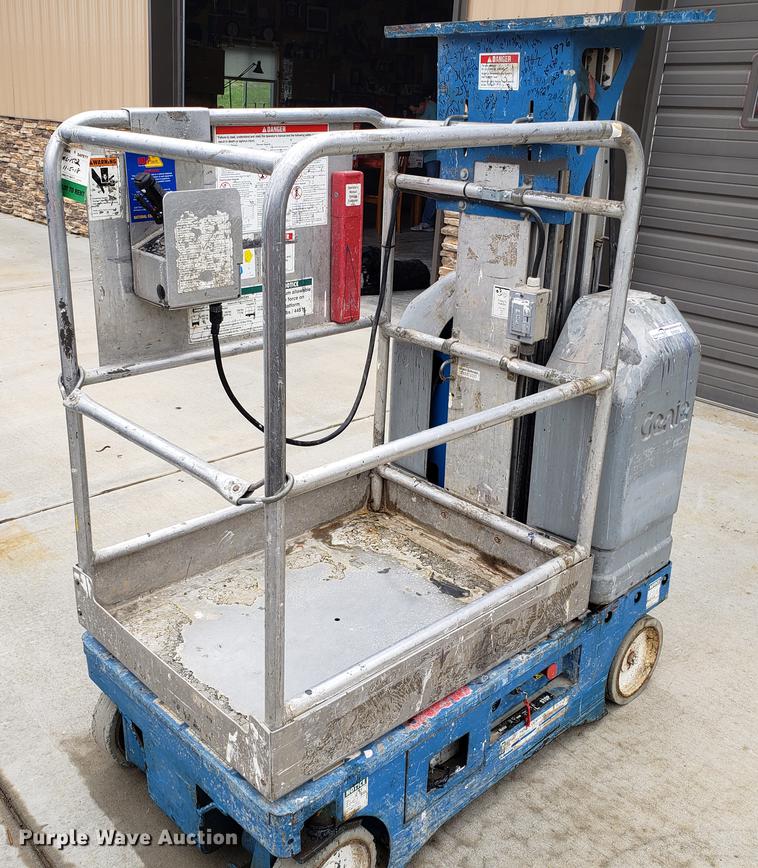 image for item EK9034 2000 Genie GR15 scissor lift