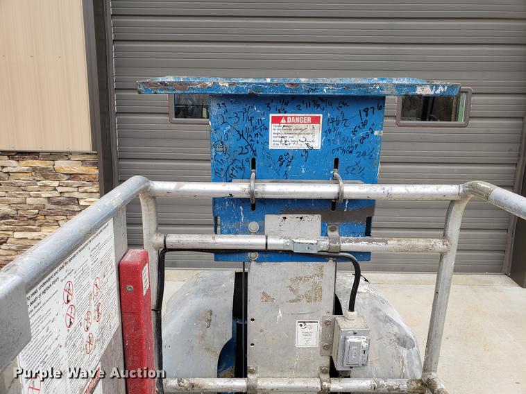 image for item EK9034 2000 Genie GR15 scissor lift
