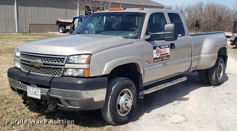 image for item EN9814 2005 Chevrolet Silverado 3500 Ext. Cab pickup truck