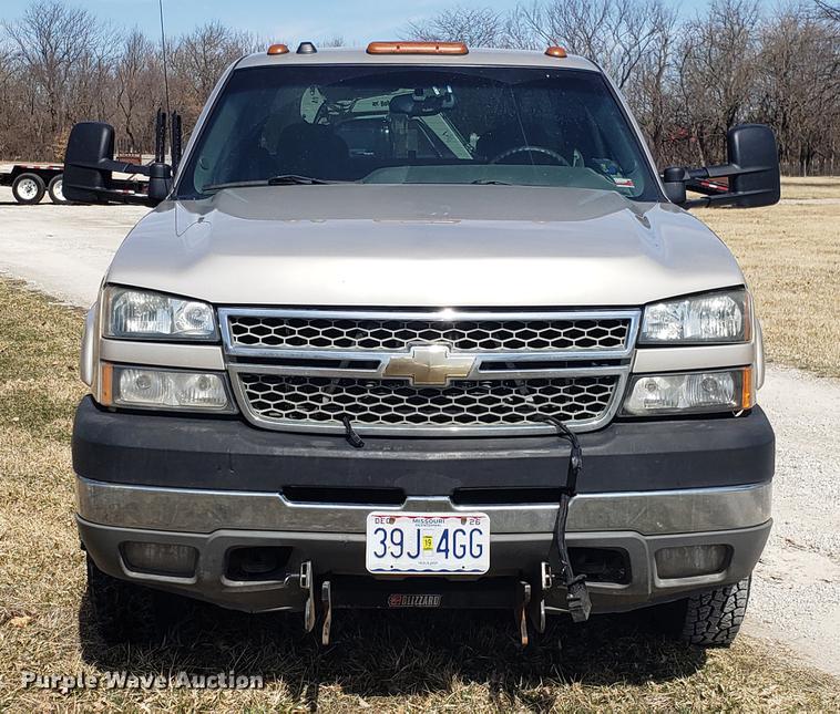 image for item EN9814 2005 Chevrolet Silverado 3500 Ext. Cab pickup truck