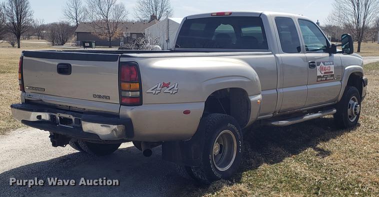 image for item EN9814 2005 Chevrolet Silverado 3500 Ext. Cab pickup truck