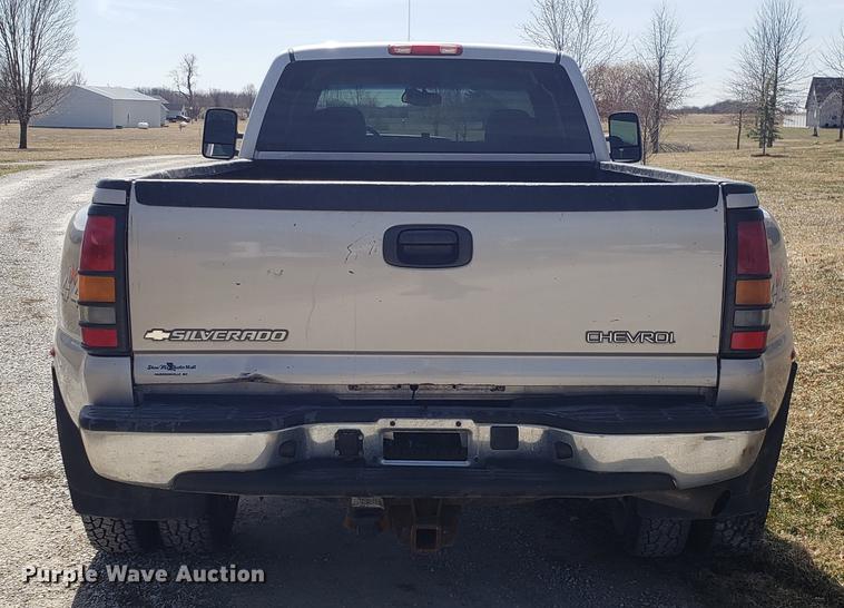 image for item EN9814 2005 Chevrolet Silverado 3500 Ext. Cab pickup truck