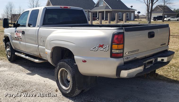 image for item EN9814 2005 Chevrolet Silverado 3500 Ext. Cab pickup truck
