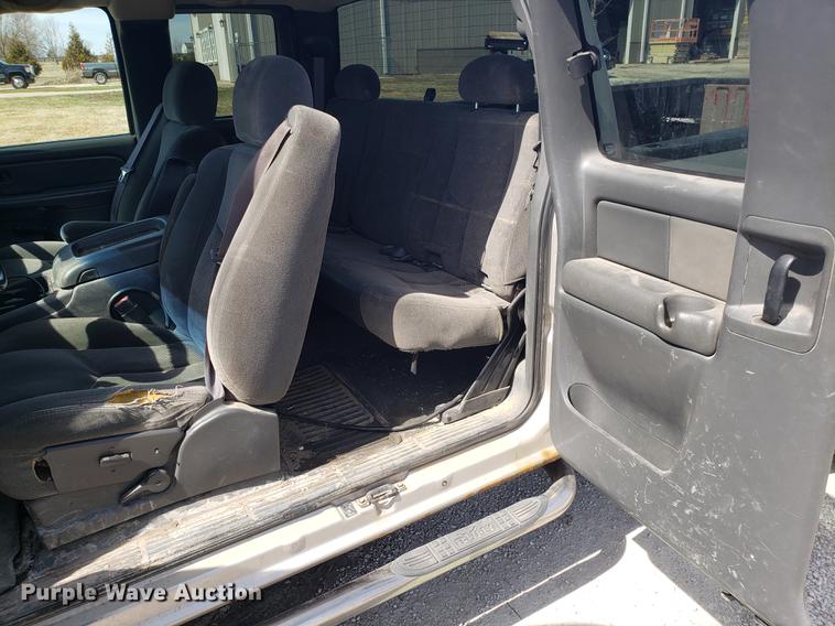 image for item EN9814 2005 Chevrolet Silverado 3500 Ext. Cab pickup truck