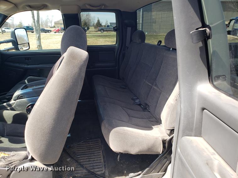 image for item EN9814 2005 Chevrolet Silverado 3500 Ext. Cab pickup truck