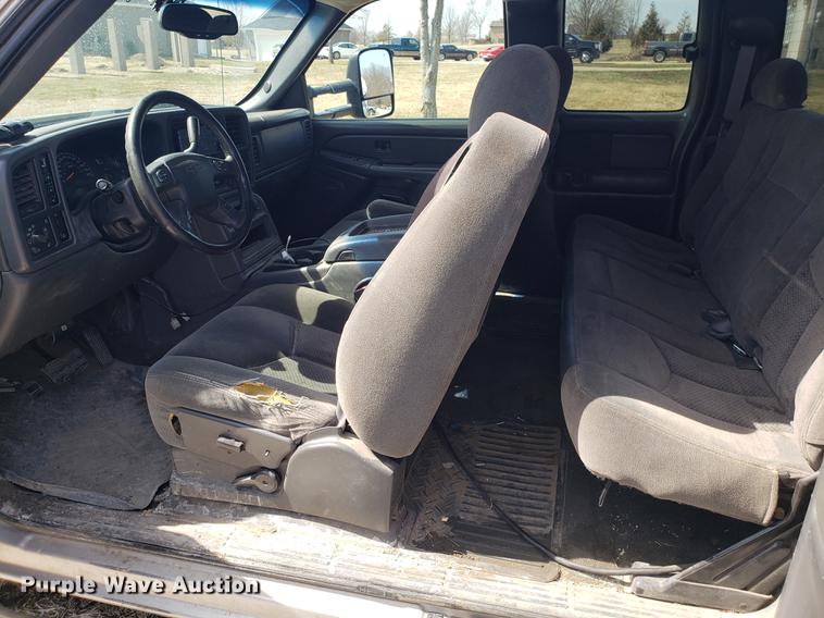 image for item EN9814 2005 Chevrolet Silverado 3500 Ext. Cab pickup truck