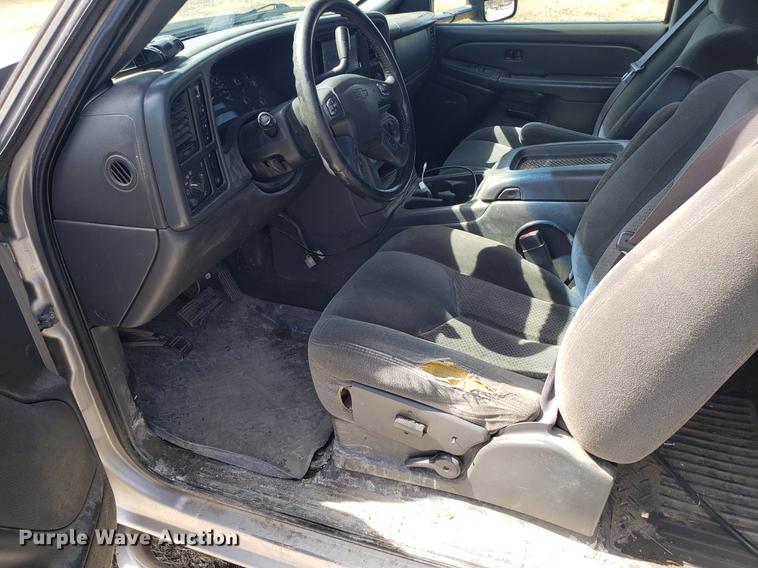 image for item EN9814 2005 Chevrolet Silverado 3500 Ext. Cab pickup truck