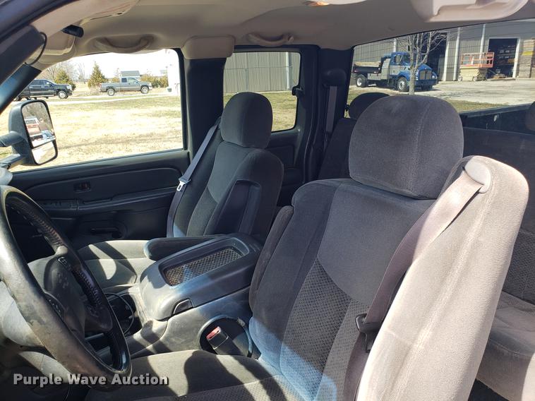 image for item EN9814 2005 Chevrolet Silverado 3500 Ext. Cab pickup truck