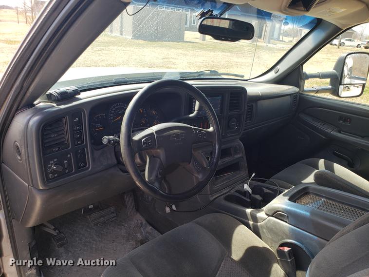 image for item EN9814 2005 Chevrolet Silverado 3500 Ext. Cab pickup truck