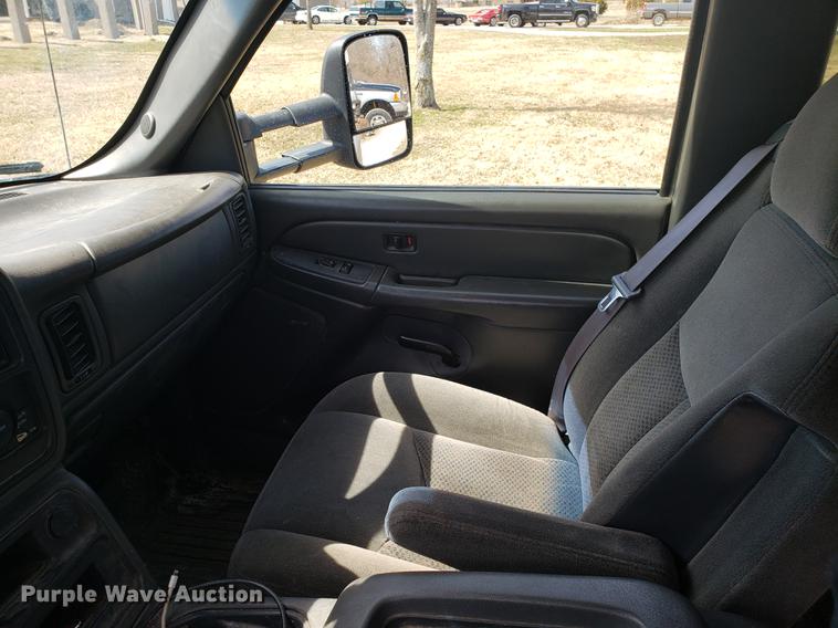 image for item EN9814 2005 Chevrolet Silverado 3500 Ext. Cab pickup truck