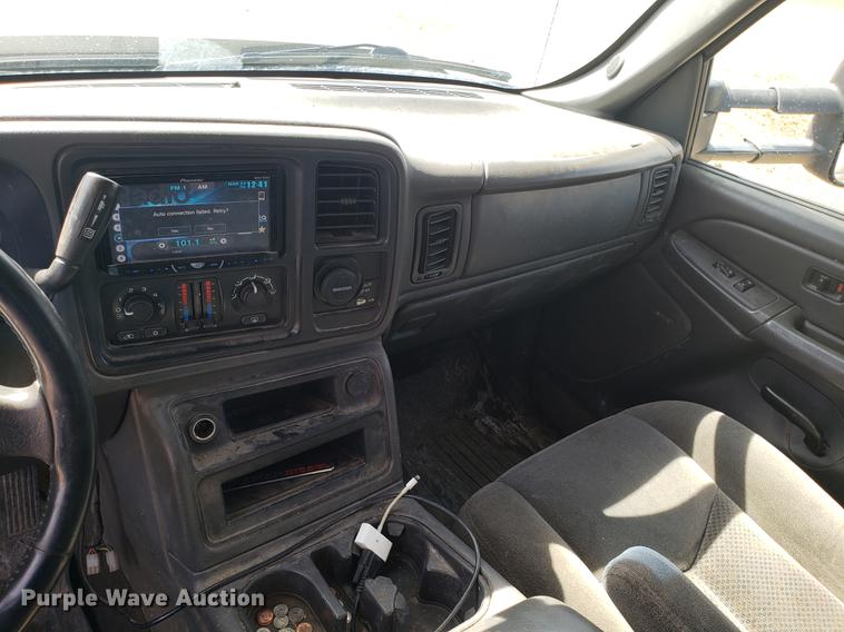 image for item EN9814 2005 Chevrolet Silverado 3500 Ext. Cab pickup truck