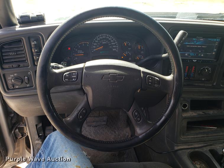 image for item EN9814 2005 Chevrolet Silverado 3500 Ext. Cab pickup truck