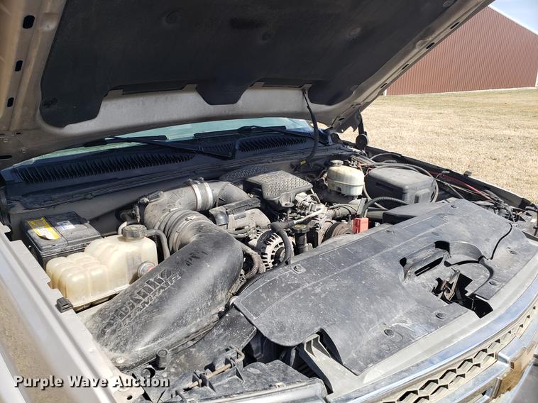 image for item EN9814 2005 Chevrolet Silverado 3500 Ext. Cab pickup truck