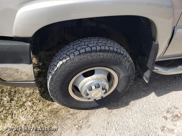 image for item EN9814 2005 Chevrolet Silverado 3500 Ext. Cab pickup truck
