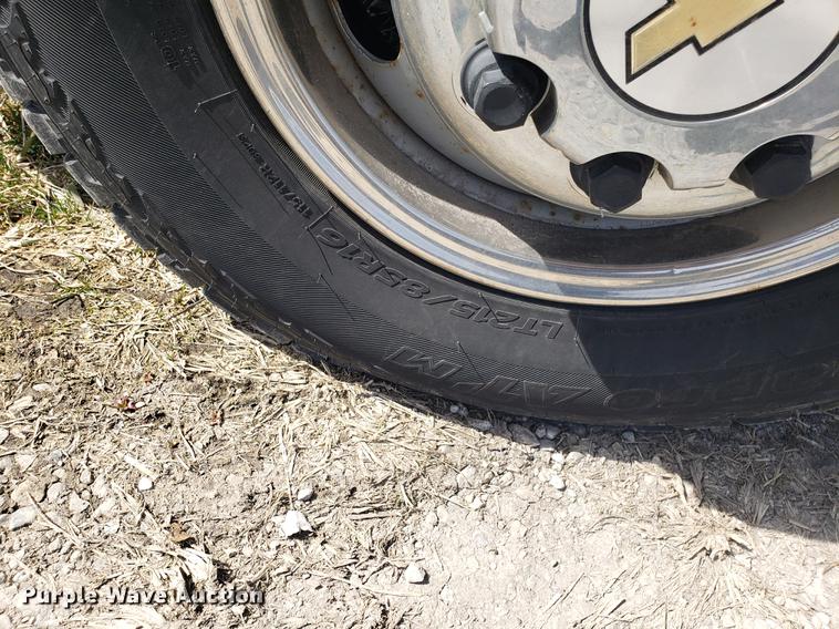 image for item EN9814 2005 Chevrolet Silverado 3500 Ext. Cab pickup truck