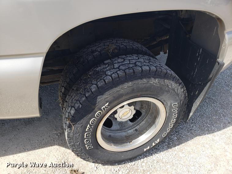 image for item EN9814 2005 Chevrolet Silverado 3500 Ext. Cab pickup truck