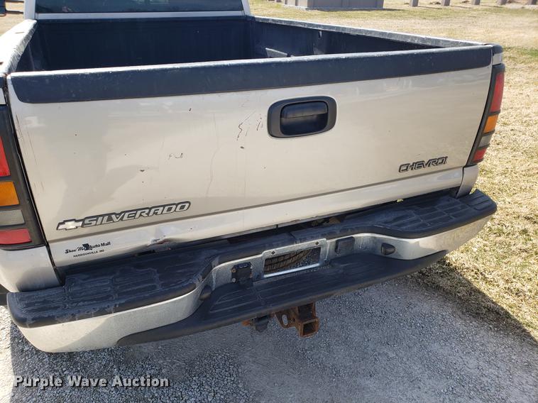 image for item EN9814 2005 Chevrolet Silverado 3500 Ext. Cab pickup truck