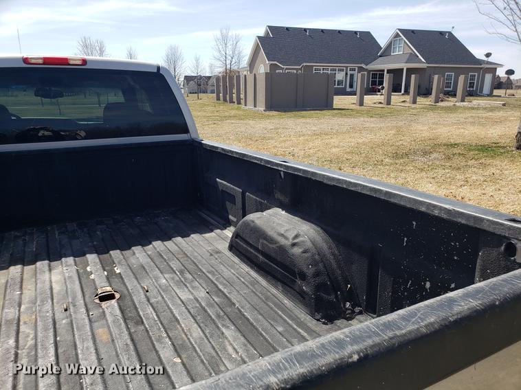 image for item EN9814 2005 Chevrolet Silverado 3500 Ext. Cab pickup truck